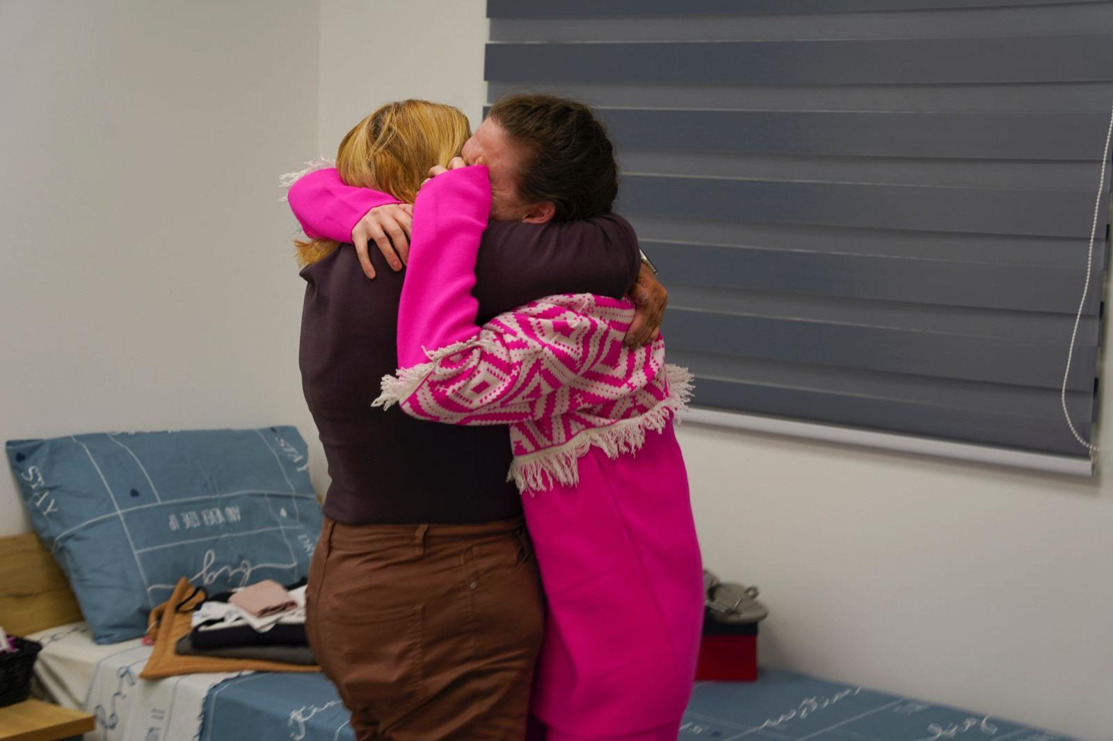 Doron Shteinbracher with her mother. Credit: Israel Government Press Office