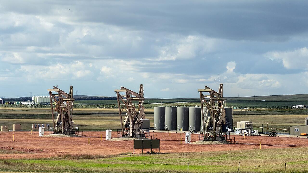 Oil steadies as traders debate Trump’s energy policies