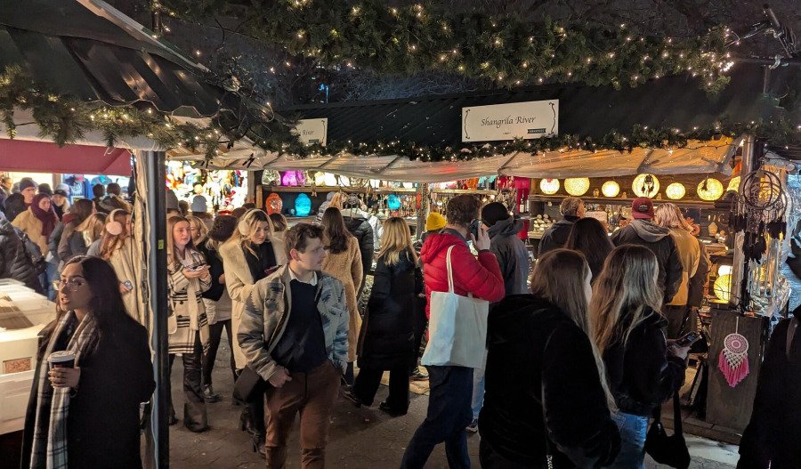 US consumer confidence, durable goods orders decline