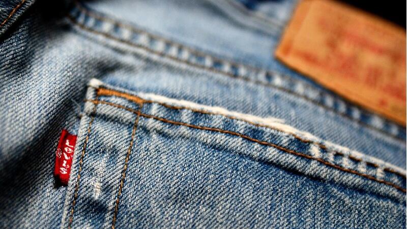 Levi Strauss & Co. sheds 7.6% on lower guidance