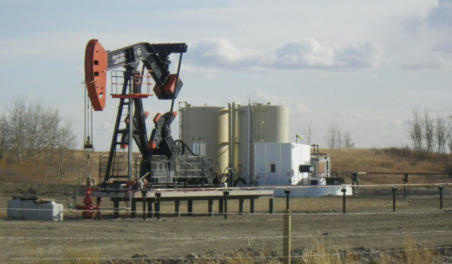 Oil trades above 5wk lows amid fresh Iran sanctions