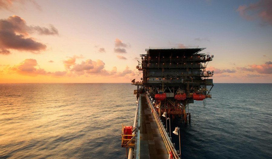 Oil lifts; investors await clarity on tariffs, sanctions