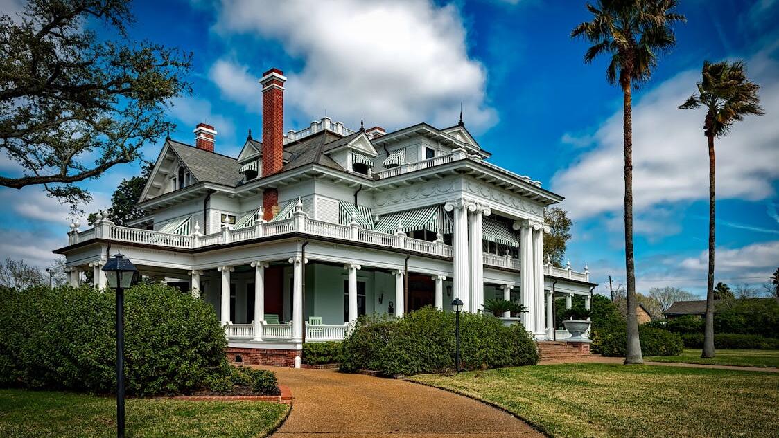 Interest rate cuts to spur high-end home values more