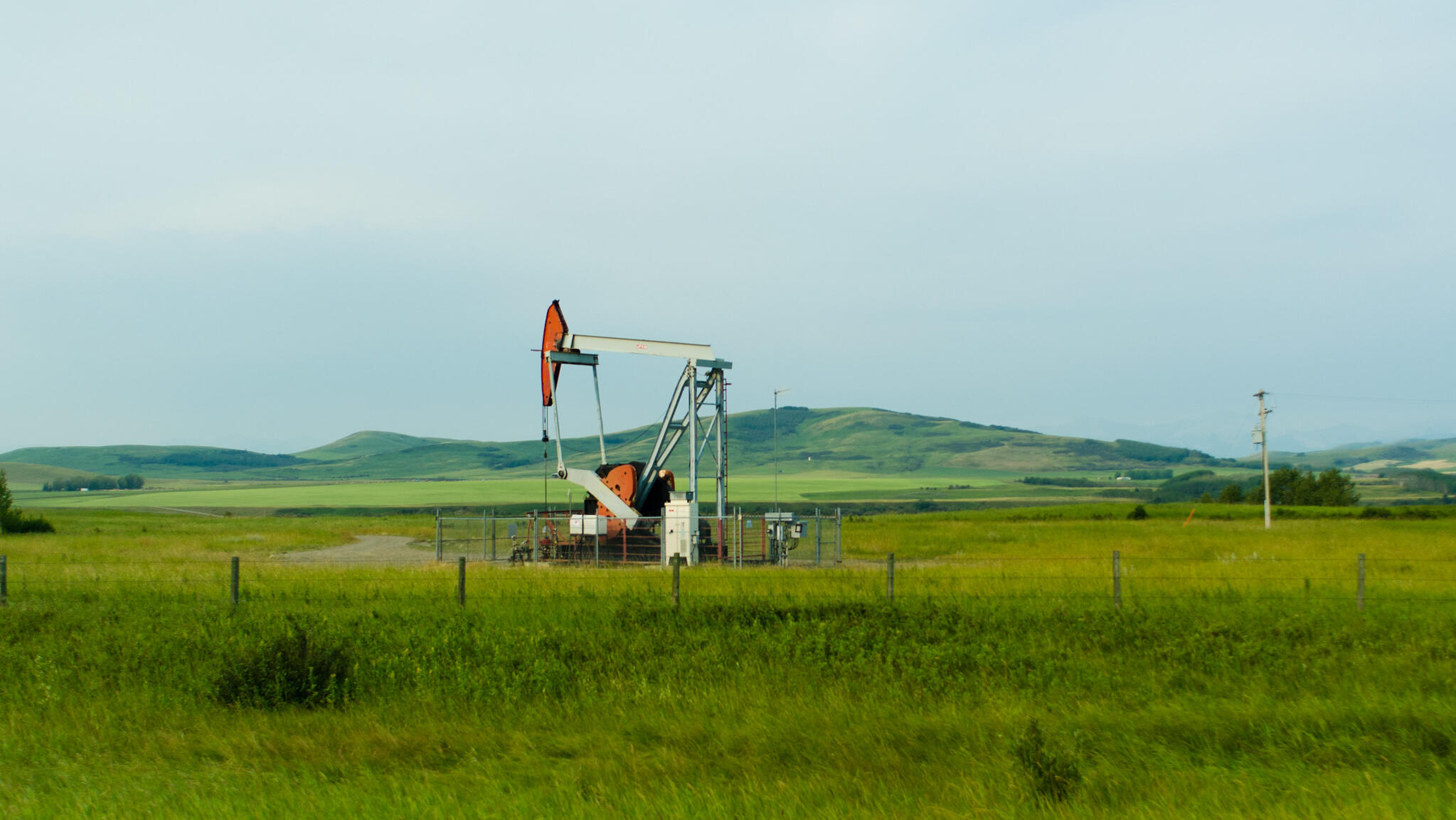 Oil dips as US stockpiles rise, tariff concerns weigh